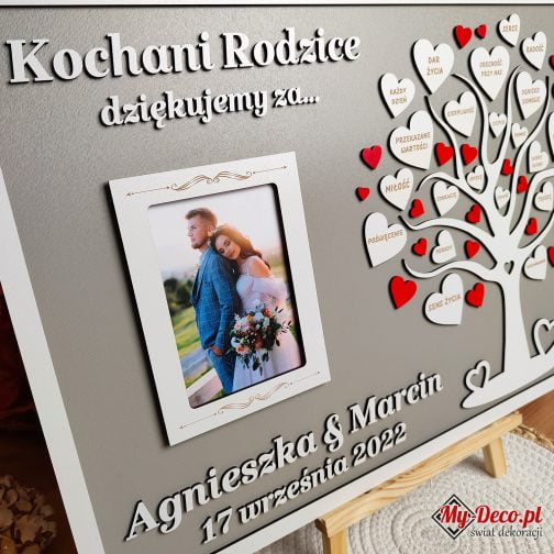 Spersonalizowane podziękowania dla rodziców z drzewkiem życzeń ze zdjęciem w ramce - idealny, emocjonalny prezent na ślub. Serca z grawerem i czerwone małe serduszka.