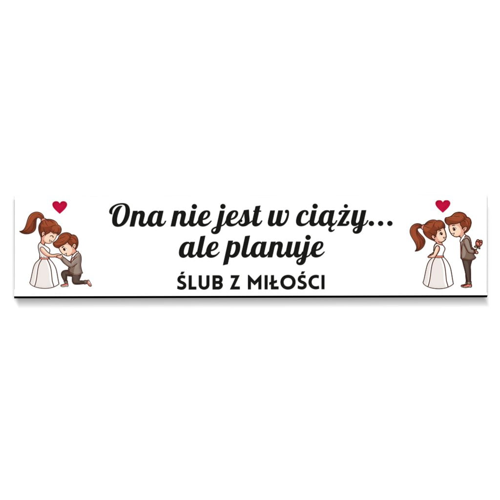 tablica rejestracyjna ślubna z napisem "Ona nie jest w ciąży... ale planuje. Ślub z miłości"