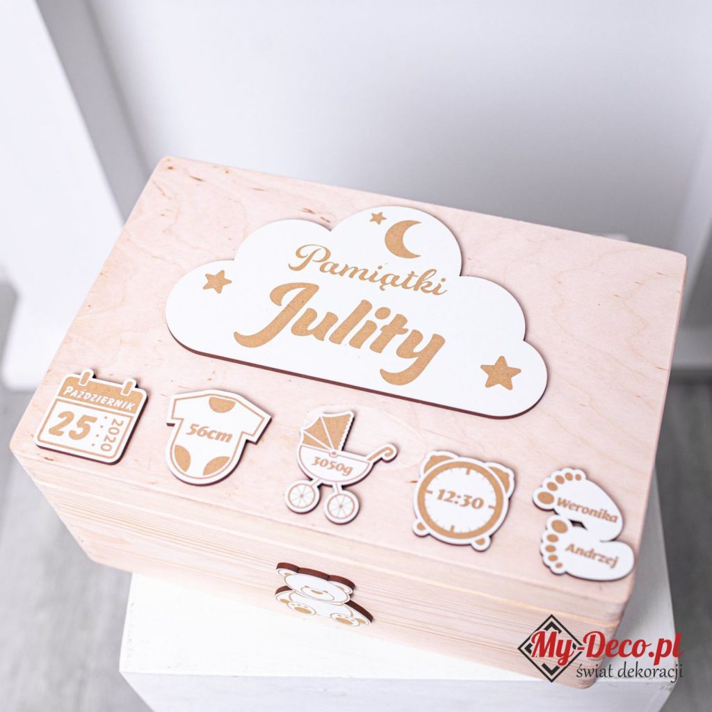 Kuferek wspomnień. Drewniany kuferek wspomnieniach personalizowany z imieniem dziecka.