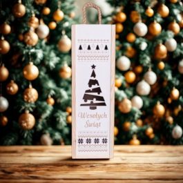 Drewniana Skrzynka na Wino Świąteczna – Prezent pod Choinkę MD1603. Drewniana świąteczna skrzynka na wino z laserowym grawerem „Wesołych Świąt” – elegancki i personalizowany prezent pod choinkę.