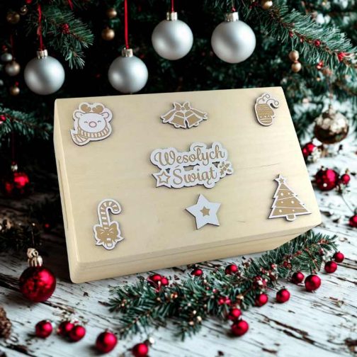 Drewniany Kuferek Świąteczny na Prezenty Ozdoby MD1602. Drewniany kuferek świąteczny z grawerem 3D, naturalne drewno, ozdoby świąteczne i napis Wesołych Świąt.