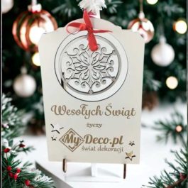 Kartka Świąteczna Drewniana z Logo – Prezent Firmowy MD1596. Kartka Świąteczna Drewniana grawerowana z logo firmy i bombką ażurową – personalizowany prezent świąteczny B2B.
