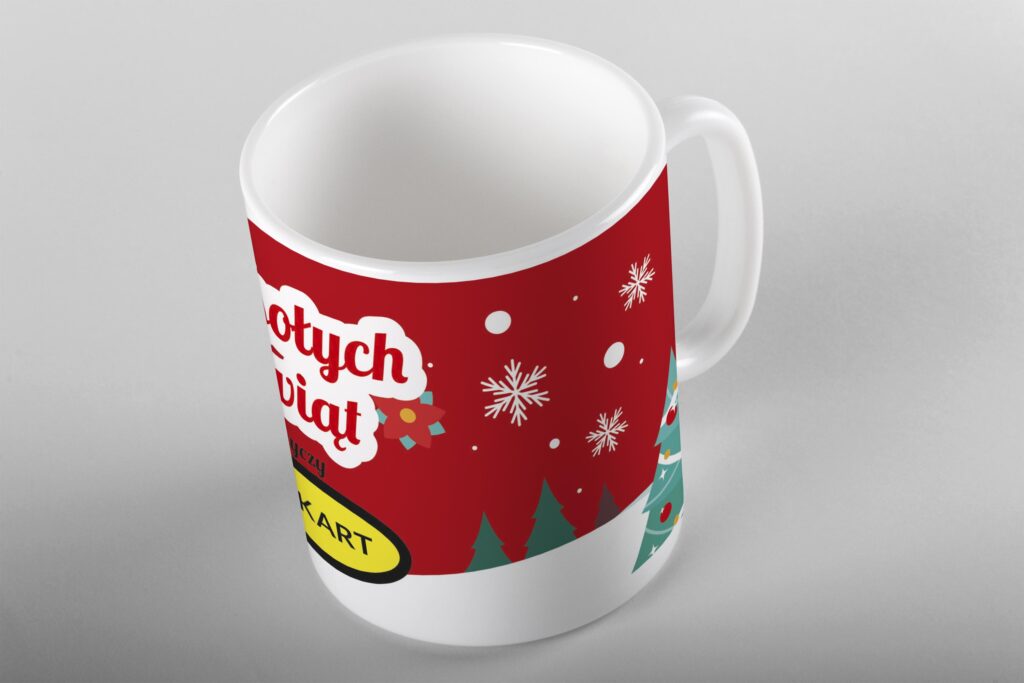 Kubek świąteczny z nadrukiem zielonych choinek i napisem wesołych świąt. Miejsce na logo firmy. Świąteczny Kubek Reklamowy Magia Choinki