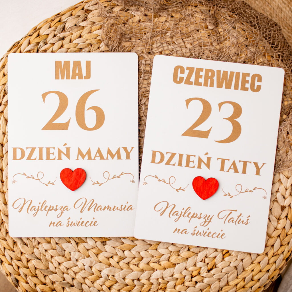tabliczka na dzień mamy i taty - kartka z kalendarza z czerwonym sercem