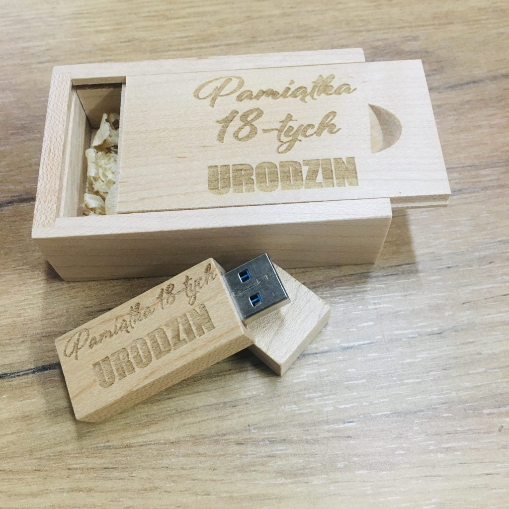 Pendrive pamięć usb w drewnianym pudełku z grawerem MD1163
