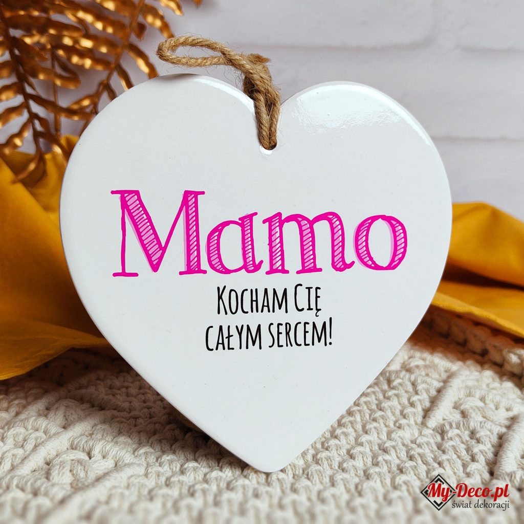 Zawieszka -Ceramiczne serce z napisem "Mamo kocham Cię całym sercem!" z zawieszką z naturalnego sznurka.