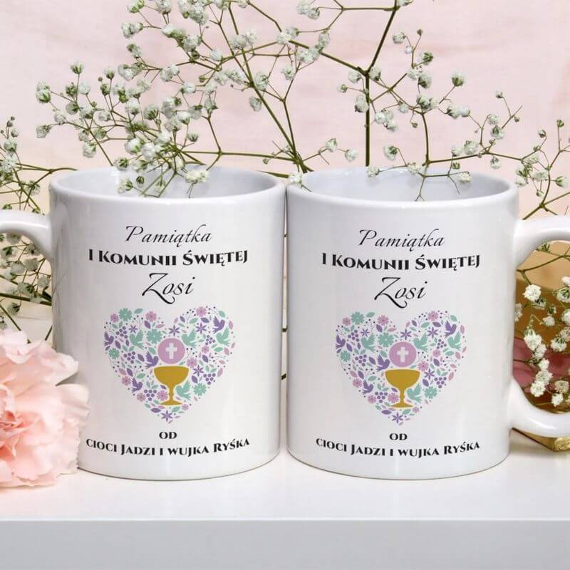 Kubek na komunię personalizowany. Personalizowany kubek pamiątka Pierwszej Komunii Świętej z imieniem dziecka i motywem złotej hostii.