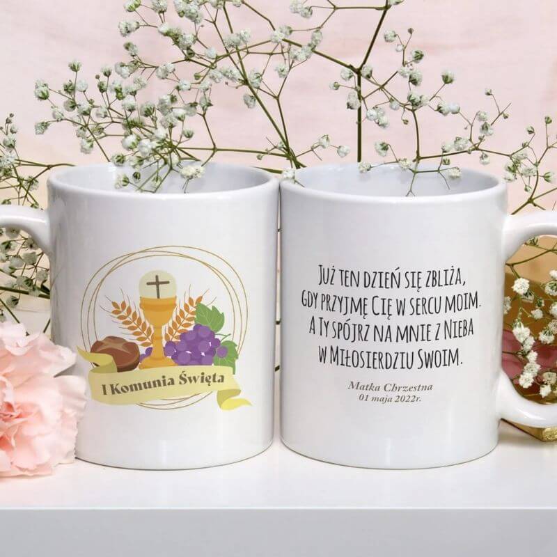 Kubek na komunię personalizowany. Personalizowany kubek pamiątka Pierwszej Komunii Świętej z imieniem dziecka i motywem kielicha z hostią.