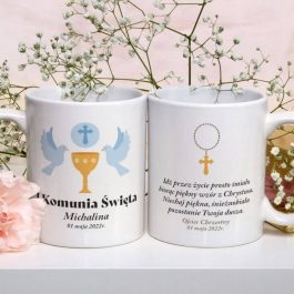 Personalizowany Kubek na Komunię dla Chłopca lub Dziewczynki z imieniem dziecka i motywem złotej hostii i błękitnych gołębi..