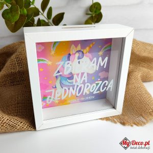 Skarbonka zbieram na jednorożca. Drewniana skarbonka z napisem ze szklaną szybką.