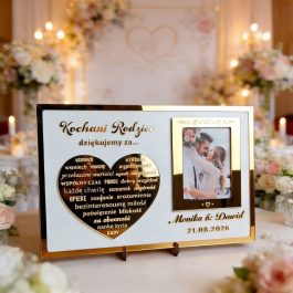 Personalizowane podziękowanie dla rodziców na przezroczystej pleksi z nadrukiem czerwonych róż i miejscem na zdjęcie 9x13 cm.