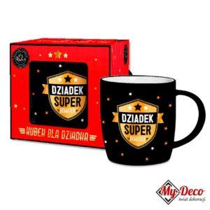 Kubek dla Dziadka - Dziadek Super Bohater Prezent. Czarny kubek z nadrukiem dla dziadka zapakowany w czerwony ozdobny kartonik