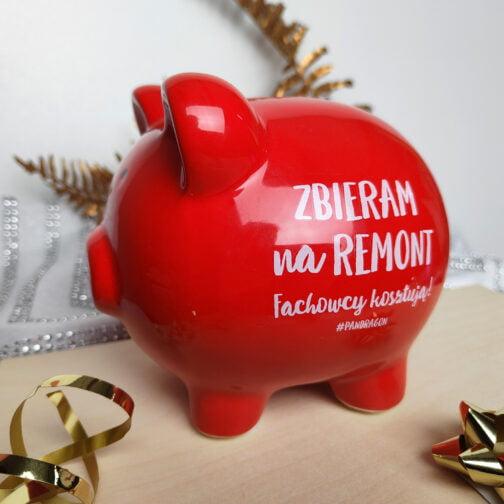 Czerwona skarbonka świnka ceramiczna na banknoty i monety, idealna na prezent na urodziny.