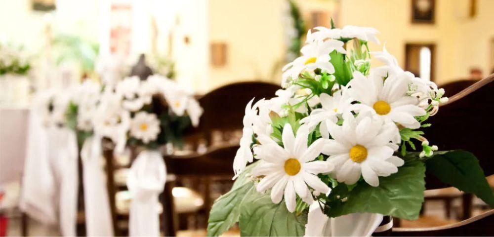 Białe kwiaty stokrotki i rumianki jako dekoracja Kościoła