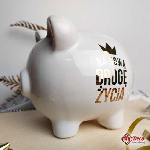 Skarbonka świnka ceramiczna z napisem "Na Nową Drogę Życia", idealna skarbonka na 5 zł i banknoty.