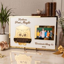 Personalizowana ramka ze złotej pleksi lustrzanej z grawerowaną złotą sową – prezent dla nauczyciela.