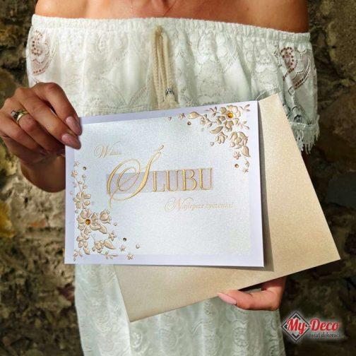 Kartka Pamiątka na Ślub Życzenia Prezent, kartka z napisem W dniu Ślubu w kolorze złotym.