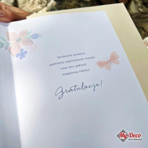 Kartka z życzeniami na Ślub Prezent. Piękne wzory graficzne kolorowych kwiatów i motylki.