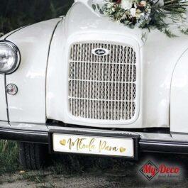 Biała tablica ze złotym napisem Młoda Para, dekoracja samochodu ślubnego. Tablica rejestracyjna Młoda Para złota