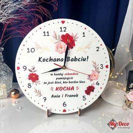 Piękny biały zegar dla babci i dziadka z grafią różowo czerwonych kwiatów i nadrukiem imion dzieci.