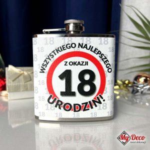 Piersiówka U18. Piersiówka ze stali nierdzewnej o pojemności 178 ml. Napis na piersówce Wszystkiego najlepszego z okazji 18 urodzin.