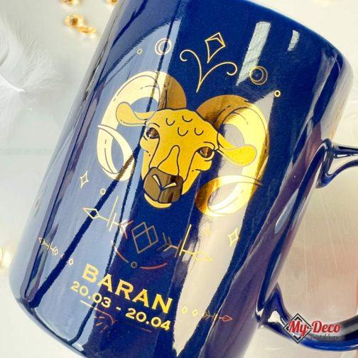 Kubek znak zodiaku - Baran. Kubek ceramiczny granatowy ze złotymi napisami i wzorem graficznym barana.