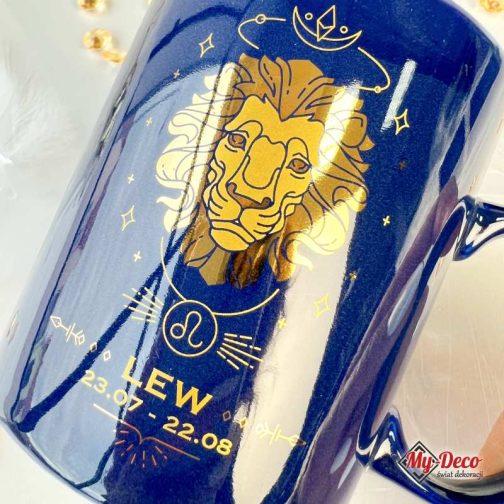 Kubek Astro ze znakiem zodiaku Lew Prezent Urodziny. Kubek ceramiczny w kolorze granatowym ze złotym napisem i wzorem graficznym lwa.
