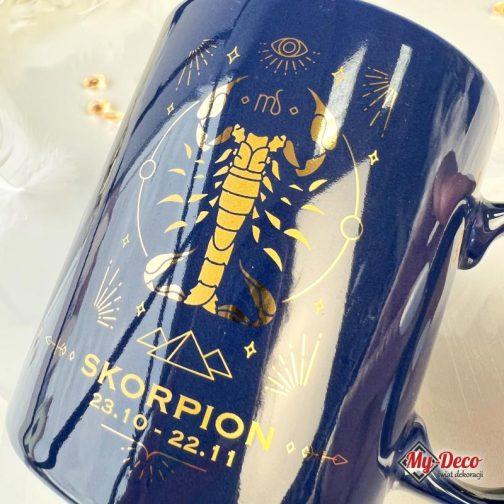 Kubek Astro ze znakiem zodiaku Skorpion Prezent. Kubek ze znakiem zodiaku w kolorze granatowym ze złotym napisem i wzorem graficznym skorpiona.
