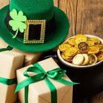 Symbole dnia Świętego Patryka. Zieleń, kapelusz irlandzki, koniczyna, zielone piwo, podkowa, złote monety.