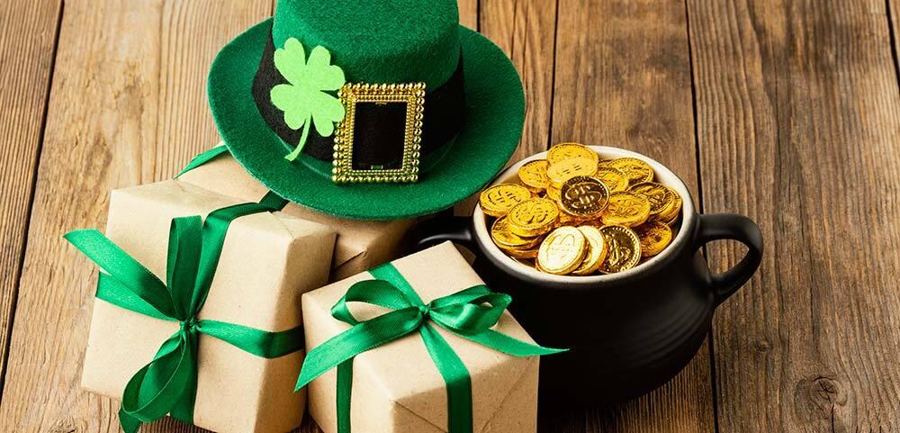 Symbole dnia Świętego Patryka. Zieleń, kapelusz irlandzki, koniczyna, zielone piwo, podkowa, złote monety.