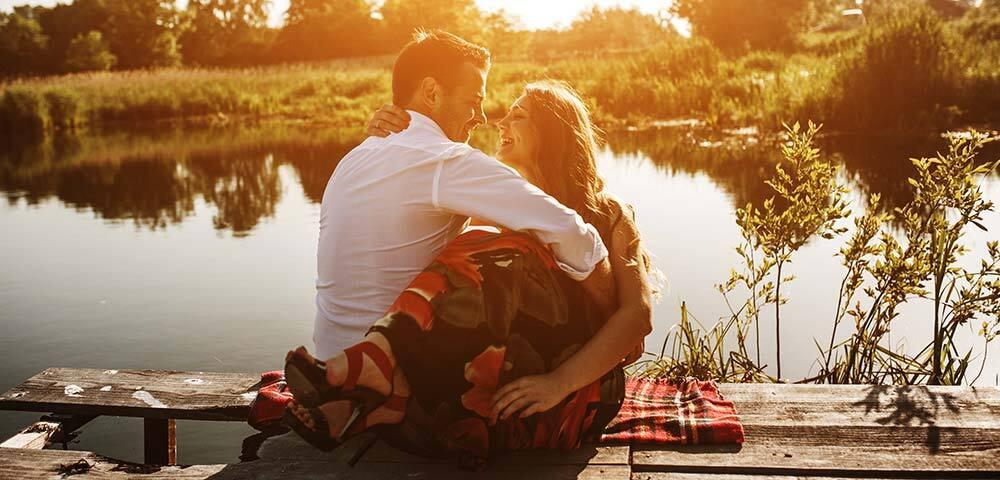 Prezent na rocznicę związku - romantyczny piknik na pomoście nad jeziorem