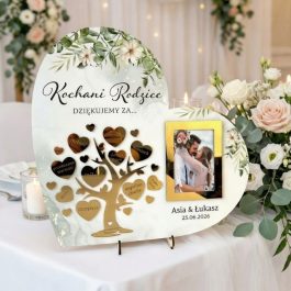 Podziękowanie ślubne dla rodziców z ramką ze złotej lustrzanej pleksi, białymi kwiatami i zielonymi liśćmi na płycie HDF.