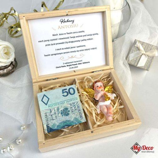 Pudełko na pieniądze Chrzest Pamiątka dla dziewczynki MD661. Drewniane pudełko drewniane personalizowane z kolorowym nadrukiem uv aniołka i niebieskim napisem Pamiątka chrztu świętego.