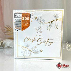 Album na zdjęcia Prezent na Chrzest dla Dziewczynki i Chłopca. Biały album z napisem w dniu chrztu świętego. Motywy graficzne kwiatów i złoty gołąb.
