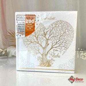 Album na zdjęcia ślubne Prezent dla Młodej Pary Złoty napis w dniu ślubu, motyw graficzny złotego drzewa w kształcie serca.