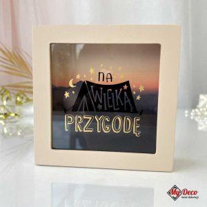 Oryginalna skarbonka "Na wielką przygodę" - idealna duża skarbonka na urodziny dla podróżników i podróżniczek.