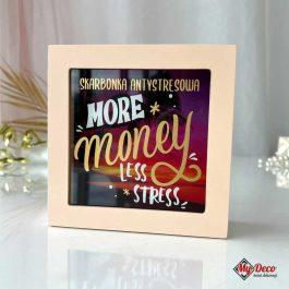 Oryginalna skarbonka antystresowa "More money less stress" - duża skarbonka na banknoty i monety, prezent na urodziny.