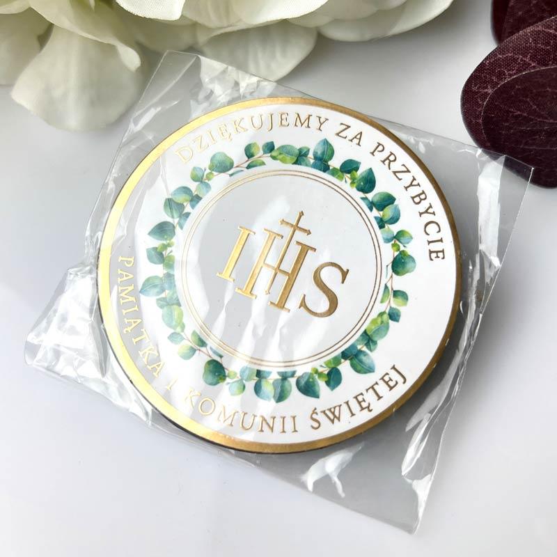 Magnes na komunię dla gości z zielonymi listkami eukaliptusa