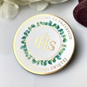 Magnes na komunię dla gości z zielonymi listkami eukaliptusa