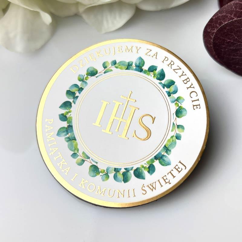 Magnes na komunię dla gości z zielonymi listkami eukaliptusa