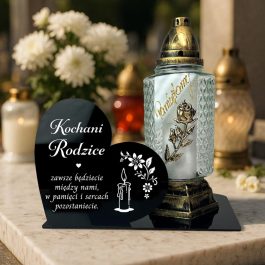 Dekoracja Nagrobna Serce Personalizowane dla Mamy z nadrukiem uv. Statuetka o wymiarach 28x18 cm ze stałą sentencją i obok nadrukowana grafika świeczki.