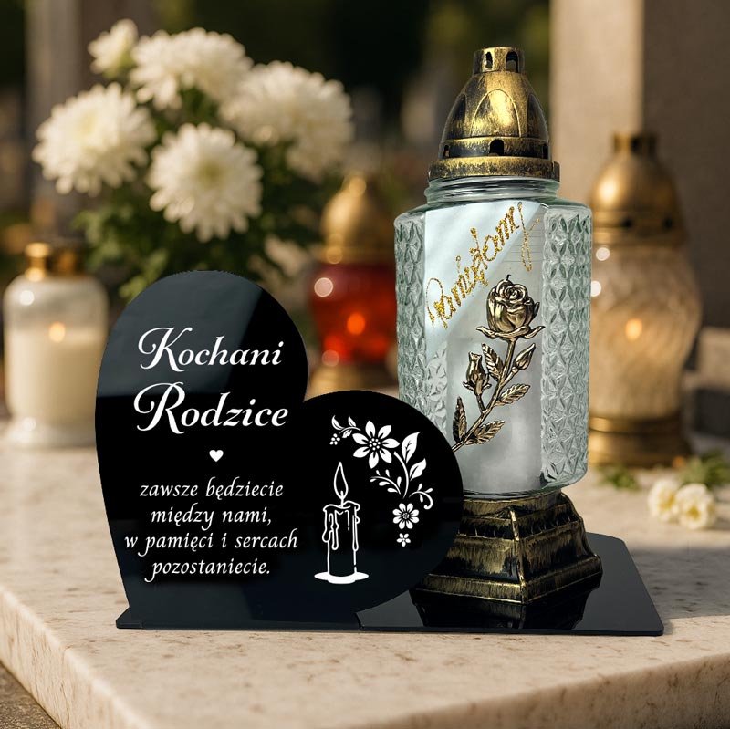 Dekoracja Nagrobna Serce Personalizowane dla Mamy z nadrukiem uv. Statuetka o wymiarach 28x18 cm ze stałą sentencją i obok nadrukowana grafika świeczki.