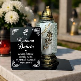 Podstawka Nagrobna na Cmentarz Czarna Pleksi z Dedykacją. Personalizowana statuetka na grób z opcja wyboru wariantu z czarnej pleksi z białym nadrukiem.