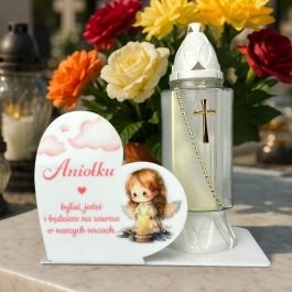 Podstawka na Grób dla Dziewczynki Białe Serce z kolorowym nadrukiem aniołka. Statuetka dedykowana dla dziewczynki.