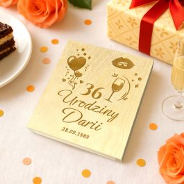 Pudełko na Pieniądze z Życzeniami Prezent na 18 Urodziny. personalizowane drewniane pudełko na pieniądze z grawerem na wierzchu i życzeniami w środku.