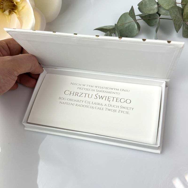 Pudełko Ozdobne na Pieniądze Pamiątka na Chrzest. Białe pudełko na pieniądze na chrzest z napisem Sakrament Chrztu Świętego, zdobione folią hot-stamp, zamykane na magnes