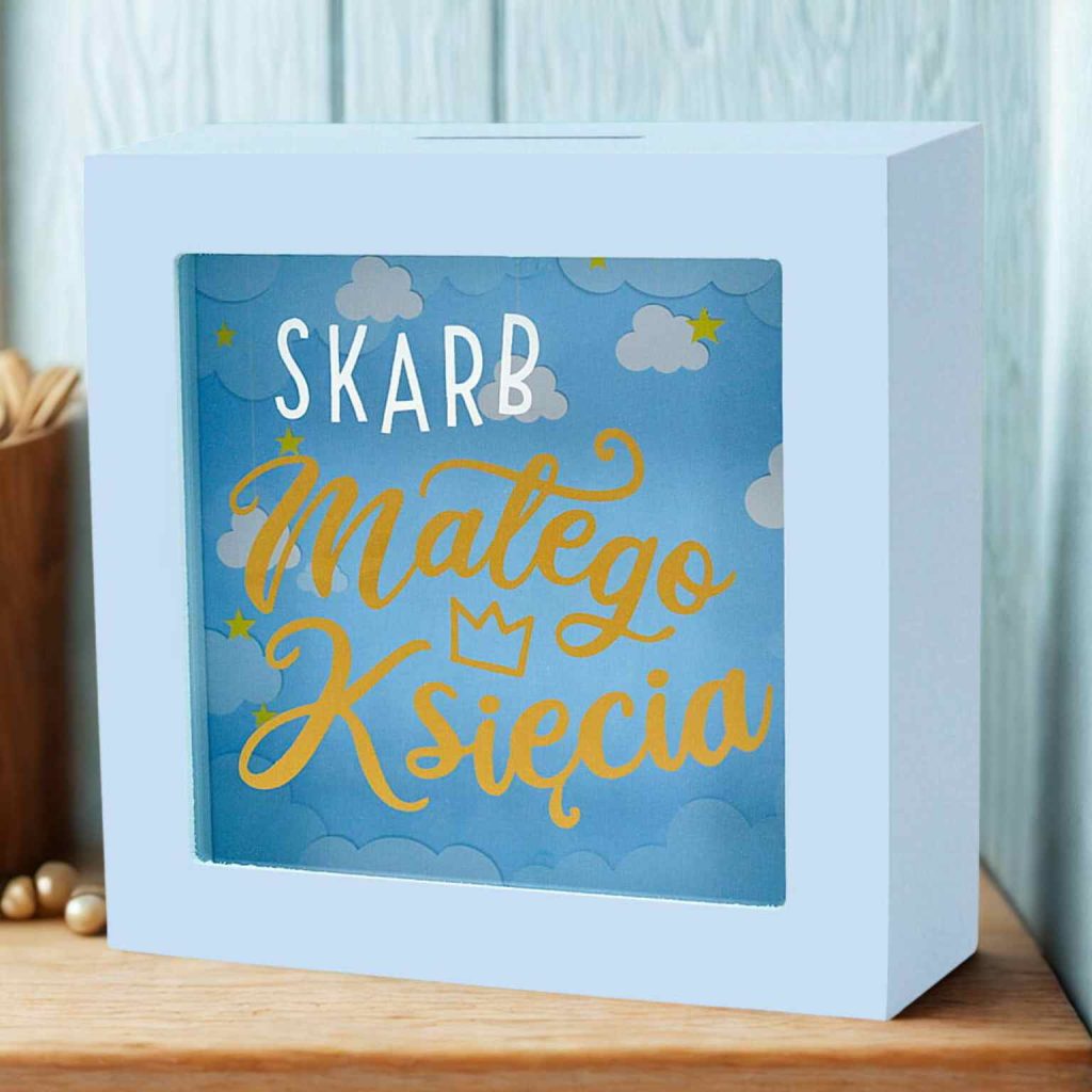 Skarbonka MDF z szklaną szybą i grafiką – prezent dla chłopca. Skarbonka w kolorze niebieskim.