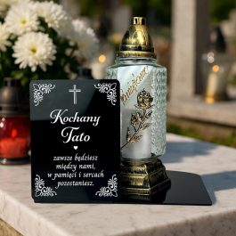 Statuetka na Grób Podstawka pod Znicz dla Taty. Statuetka nagrobna z czarnej pleksi z nadrukiem UV kwiatki i krzyż.