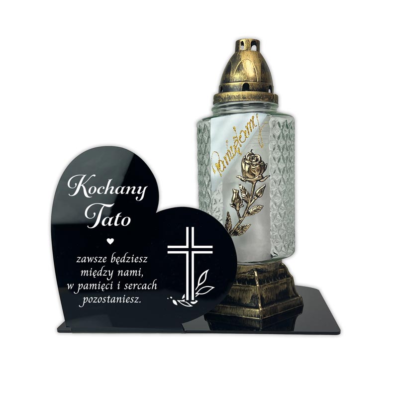Statuetka na Grób Serce Czarna Pleksi Nadruk z Dedykacją w rozmiarze 28x18 cm. Na statuetce jest nadrukowany krzyż i stała niezmienna sentencja.