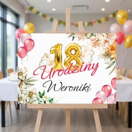 Tablica Powitalna z Imieniem na 18, 20, 30 Urodziny. Personalizowana tablica powitalna z imieniem na urodziny z kolorowym nadrukiem UV, z wiekiem, dekoracja z PCV 50x70 cm. Wokół tablicy znajdują się kolorowe kwiaty i różowe balony.